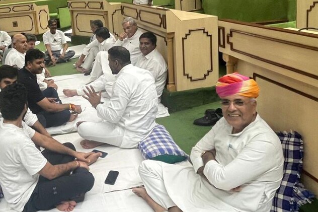 सदन में विधायक पूरी रात धरना पर बैठे रहे. सदन में विधायक पूरी रात धरना पर बैठे रहे.