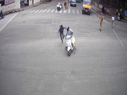 VIDEO: स्कूटर सवार चोर भागा, बेंगलुरु के साहसी पुलिस कर्मी ने ऐसी दी पटखनी कि कभी नहीं भूलेगा VIDEO: स्कूटर सवार चोर भागा, बेंगलुरु के साहसी पुलिस कर्मी ने ऐसी दी पटखनी कि कभी नहीं भूलेगा