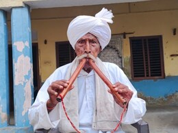 भैंस चराते-चराते सीखा अलगोजा बजाना, 93 साल के गोविंदा की धुन सुनकर पैरों में पड़ गए थे मुम्बई के कलाकार भैंस चराते-चराते सीखा अलगोजा बजाना, 93 साल के गोविंदा की धुन सुनकर पैरों में पड़ गए थे मुम्बई के कलाकार
