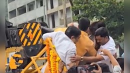 शिवस्वराज्य यात्रेदरम्यान मोठी दुर्घटना टळली, जयंत पाटील, कोल्हे थोडक्यात बचावले; Video मध्ये पाहा नेमकं काय घडलं