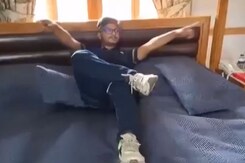 Sheikh Hasina के जाने के बाद PM House पर Protestors का कब्जा, शाही Bedroom में आराम फरमाते दिखे Sheikh Hasina के जाने के बाद PM House पर Protestors का कब्जा, शाही Bedroom में आराम फरमाते दिखे