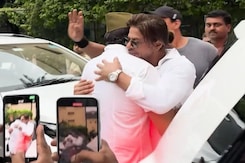 Shah Rukh Khan Hugs Jackie Shroff, Sham Kaushal At Prayer Meet Shah Rukh Khan Hugs Jackie Shroff, Sham Kaushal At Prayer Meet