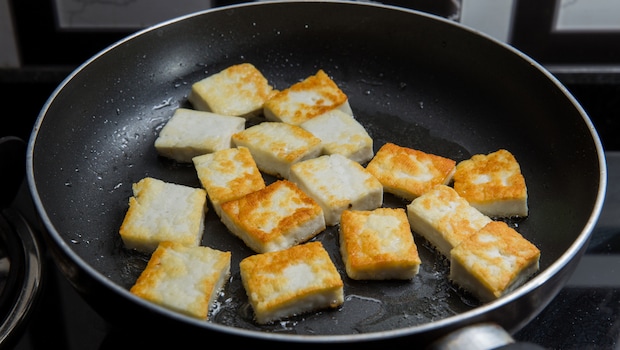 Pan frying requires lesser oil usage than deep frying. Pan frying requires lesser oil usage than deep frying.