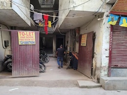 दिल्ली में एक ही परिवार के 5 लोगों का शव मिलने से मचा हड़कंप, जांच में जुटी पुलिस दिल्ली में एक ही परिवार के 5 लोगों का शव मिलने से मचा हड़कंप, जांच में जुटी पुलिस