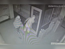 मालेगावमध्ये चड्डी बनियान गँगचा पुन्हा धुमाकूळ, दरोड्याचा थरार सीसीटीव्हीत कैद मालेगावमध्ये चड्डी बनियान गँगचा पुन्हा धुमाकूळ, दरोड्याचा थरार सीसीटीव्हीत कैद