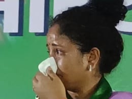 कल्पना सोरेन के मंच पर छलके आंसू, केंद्र और BJP पर बरसीं, कहा - हेमंत सोरेन को साजिश रचकर जेल भेजा कल्पना सोरेन के मंच पर छलके आंसू, केंद्र और BJP पर बरसीं, कहा - हेमंत सोरेन को साजिश रचकर जेल भेजा