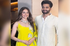 Ganesh Chaturthi: Rakul Preet Singh And Jackky Bhagnani Distribute Sweets For The Paps Ganesh Chaturthi: Rakul Preet Singh And Jackky Bhagnani Distribute Sweets For The Paps