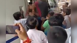 Vande Bharat Viral Video: ट्रेन चलाने को लेकर आपस में भिड़े वंदे भारत के कर्मचारी, फाड़े गार्ड के कपड़े