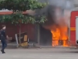 पटाखा गोदाम में लगी भीषण आग, आसपास के घरों में मचा हड़कंप पटाखा गोदाम में लगी भीषण आग, आसपास के घरों में मचा हड़कंप