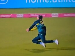 Tim David: उल्टी दिशा में टिम डेविड ने लगाई लंबी दौड़, फिर हवा में मुंह के बल गिरते हुए पकड़ लिया बवाली कैच, VIDEO