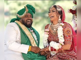 दुल्हन की उंगली में नहीं जा रही थी अंगूठी, मंत्र पढ़ते पंडित जी ने माइक पर कह देती ऐसी बात, हंस हंस कर लोटपोट हुआ कपल दुल्हन की उंगली में नहीं जा रही थी अंगूठी, मंत्र पढ़ते पंडित जी ने माइक पर कह देती ऐसी बात, हंस हंस कर लोटपोट हुआ कपल