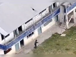 VIDEO: बारामूला में जान बचाकर भाग रहा था आतंकवादी, जवानों ने दौड़ा-दौड़ा कर किया ढेर VIDEO: बारामूला में जान बचाकर भाग रहा था आतंकवादी, जवानों ने दौड़ा-दौड़ा कर किया ढेर