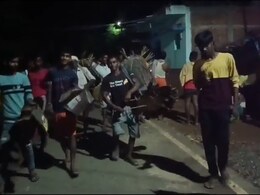 शादीशुदा प्रेमी के साथ भागी थी 3 बच्चों की मां, पति के पास लौटी तो गांववालों ने अर्धनग्न कर निकाली परेड शादीशुदा प्रेमी के साथ भागी थी 3 बच्चों की मां, पति के पास लौटी तो गांववालों ने अर्धनग्न कर निकाली परेड