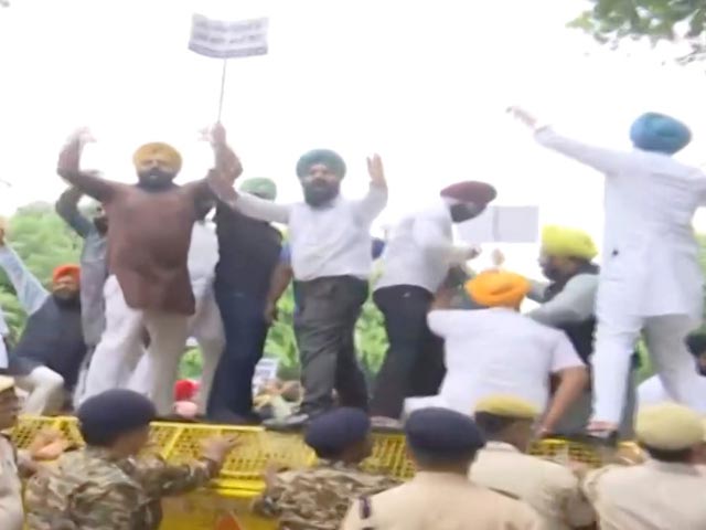 Protest Outside Sonia Gandhi's House Over Rahul Gandhi's Sikh Remarks