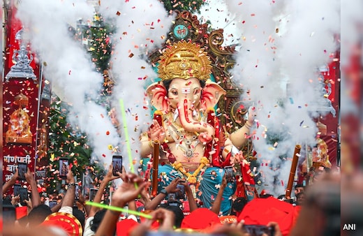 Ganpati Visarjan Live: बप्पा अगले बरस तुम जल्दी आना... गणेश विसर्जन पर उमड़ा भक्तों का सैलाब, पढ़ें हर अपडेट