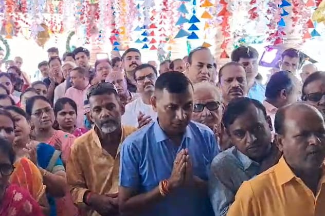 मंदिर में लगी भक्तों की लंबी कतारें मंदिर में लगी भक्तों की लंबी कतारें