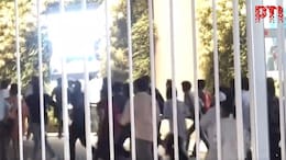 VIDEO : आयफोनची क्रेझ! नवीन iPhone 16 च्या खरेदीसाठी लोकांच्या स्टोअरबाहेर रांगा