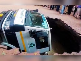 पुण्यातील धक्कादायक घटना, भूमिगत मेट्रोच्या वर भलंमोठं भगदाड; मनपाचा ट्रक गायब