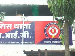 Indore : सड़क के गड्ढों के चलते कोमा में गई बीवी, पति पर दर्ज हो गई FIR