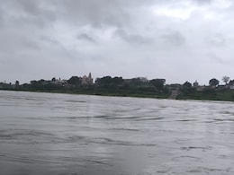 सोम और माही नदी में आया इतना पानी कि टापू बन गया डूंगरपुर का बेणेश्वर धाम, पुलों पर चल रही पानी की चादर सोम और माही नदी में आया इतना पानी कि टापू बन गया डूंगरपुर का बेणेश्वर धाम, पुलों पर चल रही पानी की चादर