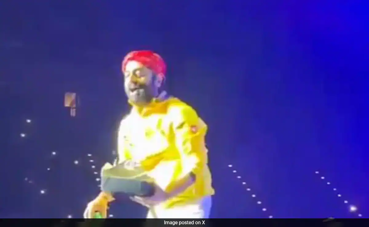 Watch: Arijit Singh To Fan Who Placed Food On Stage  - "This Is My Temple. You Can't..."