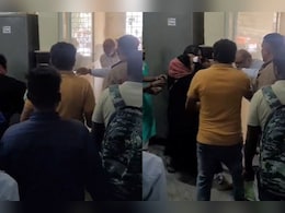 Video : पति-पत्नी के झगड़े में डॉक्टर को बोलना पड़ा भारी, गुस्साई महिला ने कर दी पिटाई Video : पति-पत्नी के झगड़े में डॉक्टर को बोलना पड़ा भारी, गुस्साई महिला ने कर दी पिटाई