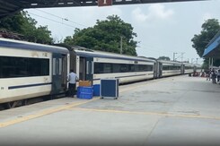 Delhi-Varanasi Vande Bharat Stopped In UP’s Etawah Following Technical Snag; Towed By Train Engine Delhi-Varanasi Vande Bharat Stopped In UP’s Etawah Following Technical Snag; Towed By Train Engine