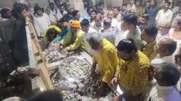 Watch Video: श्री सांवलिया सेठ की दान पेटी से हुई नोटों की बारिश, हाथों से उछाल रहे नोट