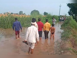 Gambhir River: 'गंभीर' नदी के पानी के लिए मची होड़, JCB और फावड़े से खोदकर पानी के लिए बना रहे रास्ता