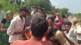 PDS राशन नहीं देने पर फूटा ग्रामीणों का गुस्सा तो बीच सड़क लगा दी दुकानदार में पिटाई, Viral हुआ Video
