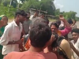 PDS राशन नहीं देने पर फूटा ग्रामीणों का गुस्सा तो बीच सड़क लगा दी दुकानदार में पिटाई, Viral हुआ Video