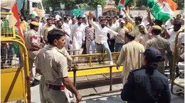 Congress Protest: कांग्रेस पदाधिकारी और पुलिस के बीच जबरदस्त झड़प, बैरिकेड गिराकर कलेक्ट्रेट में घुसने की कोशिश