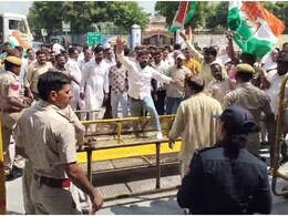 Congress Protest: कांग्रेस पदाधिकारी और पुलिस के बीच जबरदस्त झड़प, बैरिकेड गिराकर कलेक्ट्रेट में घुसने की कोशिश Congress Protest: कांग्रेस पदाधिकारी और पुलिस के बीच जबरदस्त झड़प, बैरिकेड गिराकर कलेक्ट्रेट में घुसने की कोशिश