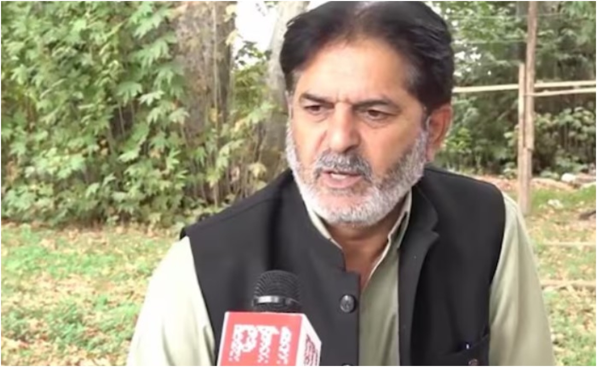 संसद हमले में फांसी की सजा पाए अफजल गुरु का भाई भी चुनाव मैदान, इस मुद्दे पर मांग रहे हैं वोट