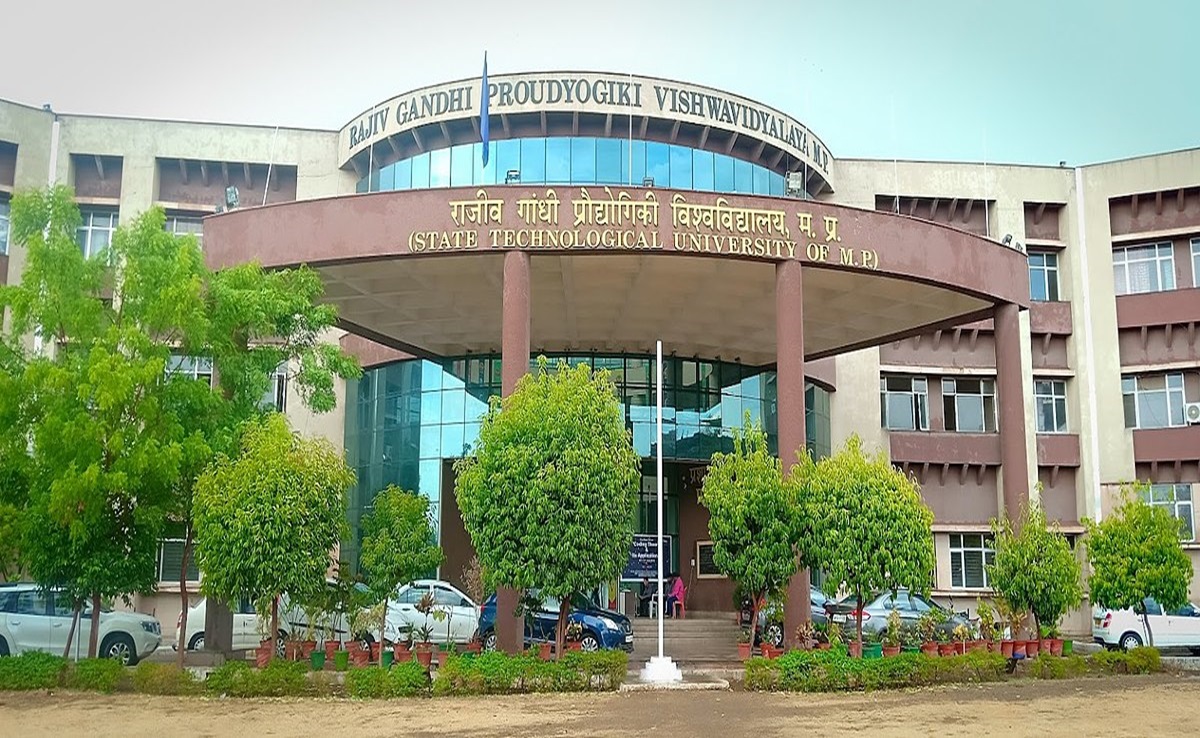 RGPV Bhopal: एफडी घोटाले में 6 महीने से फरार चल रहे पूर्व रजिस्ट्रार ने किया सरेंडर, अब पुलिस कस्टडी में गए