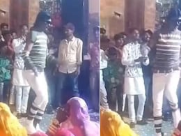 शादी में I Am A Disco Dancer पर ऐसे नाचा मिथुन चक्रवर्ती का जबरा फैन, हैरान रह गए लोग, फिर ऐसे किया सम्मान शादी में I Am A Disco Dancer पर ऐसे नाचा मिथुन चक्रवर्ती का जबरा फैन, हैरान रह गए लोग, फिर ऐसे किया सम्मान