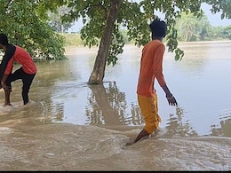 यूपी: उफान पर घाघरा नदी, बाढ़ के खतरे में दर्जनों गांव, हजारों परिवार प्रभावित यूपी: उफान पर घाघरा नदी, बाढ़ के खतरे में दर्जनों गांव, हजारों परिवार प्रभावित