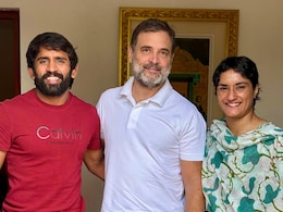 एक तरफ बजरंग, दूसरी तरफ विनेश, राहुल के साथ इस तस्वीर की असली कहानी आ गई सामने एक तरफ बजरंग, दूसरी तरफ विनेश, राहुल के साथ इस तस्वीर की असली कहानी आ गई सामने