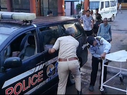 हाथरस हादसा: चीखें, आंसू, बच्चों को अस्पताल लेकर भागते पुलिस वाले… जिसने देखा, कलेजा कांप गया हाथरस हादसा: चीखें, आंसू, बच्चों को अस्पताल लेकर भागते पुलिस वाले… जिसने देखा, कलेजा कांप गया