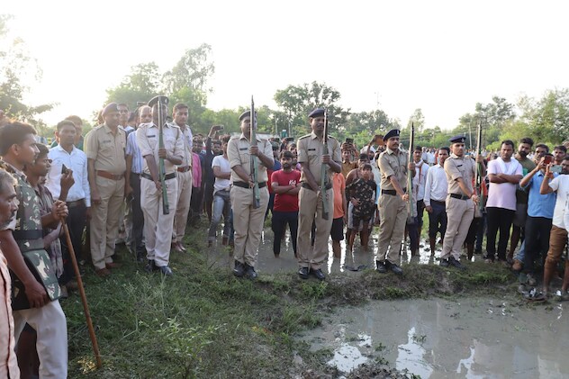 शहीद रुपेश की पार्थिव देह गुरुवार को मैहर के पोंडी गांव पहुंची.इस दौरान सलामी देते हुए जवान.