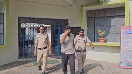 बड़ा घोटाला... Axis Bank के कर्मी ने लोन दिलाकर 4 लोगों से लूट लिए 10 लाख रुपये