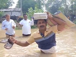 स्कूल पहुंचने के लिए कमर भर पानी में चलने को मजबूर शिक्षक, हाथ में चप्पल और सिर पर कॉपी ले जाते आए नजर स्कूल पहुंचने के लिए कमर भर पानी में चलने को मजबूर शिक्षक, हाथ में चप्पल और सिर पर कॉपी ले जाते आए नजर