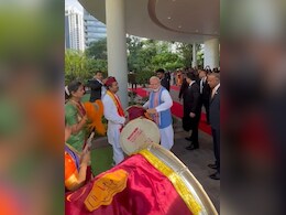 पीएम मोदी ने सिंगापुर में जमकर बजाया ढोल, कुछ इस अंदाज में आए नजर