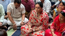 Rajasthan: उदयपुर में दिवंगत छात्र देवराज के परिजनों से मिलीं दिया कुमारी, पिता को सौंपी 8 लाख रुपये की धनशि