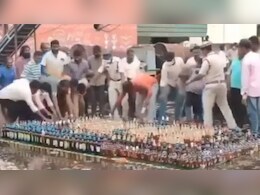 पुलिस नष्ट कर रही थी शराब, बुलडोजर चलने से पहले ही बोतल लूटने लगे लोग; वायरल हो रहा VIDEO पुलिस नष्ट कर रही थी शराब, बुलडोजर चलने से पहले ही बोतल लूटने लगे लोग; वायरल हो रहा VIDEO
