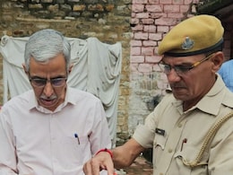 साहायक आचार्य की परीक्षा शुरू, हाथ का कलावा काटा और कान की बाली उतरवाने के बाद परीक्षा केंद्र में हुई एंट्री