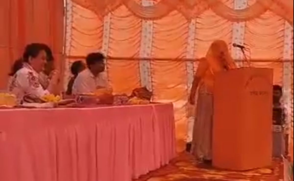 जब IAS टीना डाबी के सामने घूंघट में सरपंच बोलने लगी फर्राटेदार इंग्लिश, देखें VIDEO