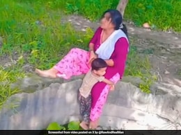 बच्चे को कुएं में लटका कर Reel बना रही थी महिला, पैर पकड़कर टंगा रहा मासूम, Video देख भड़के लोग, बोले- जेल में डालो इसे बच्चे को कुएं में लटका कर Reel बना रही थी महिला, पैर पकड़कर टंगा रहा मासूम, Video देख भड़के लोग, बोले- जेल में डालो इसे