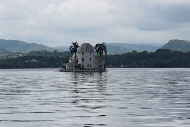 फतहसागर झील में तीन बड़े टापू हैं