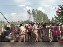 मुरादाबाद: ग्रामीण की मौत से गुस्साई भीड़ ने पुलिसवालों को पीटा, खनन की अवैध वसूली का लगाया आरोप मुरादाबाद: ग्रामीण की मौत से गुस्साई भीड़ ने पुलिसवालों को पीटा, खनन की अवैध वसूली का लगाया आरोप